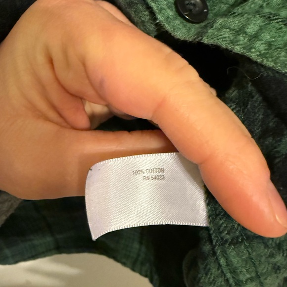 2/$15 Old Navy Men’s Green Plaid Flannel Button-Up Shirt Size M - Picture 8 of 9